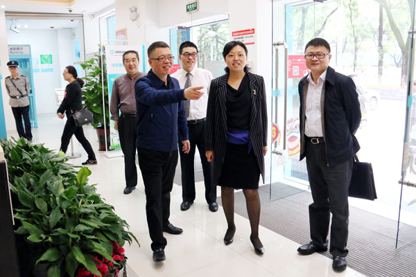 江西银监局曾晖副局长一行赴江西赣州银座村镇银行调研
